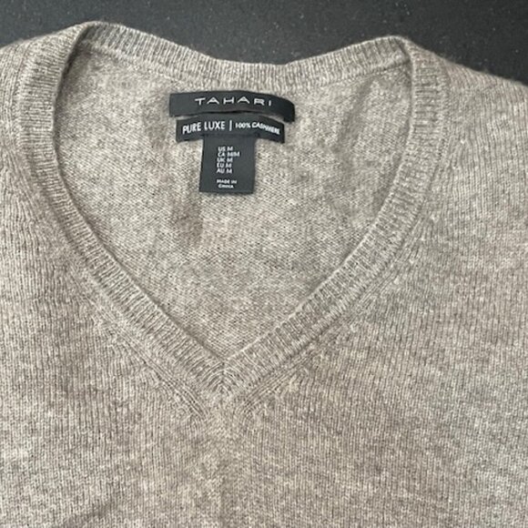 TAHARI PURE LUXE 100% CASHMERE SO SOFT MEDIUM GRAY V NECK SWEATER LADIES M MED - Picture 4 of 4
